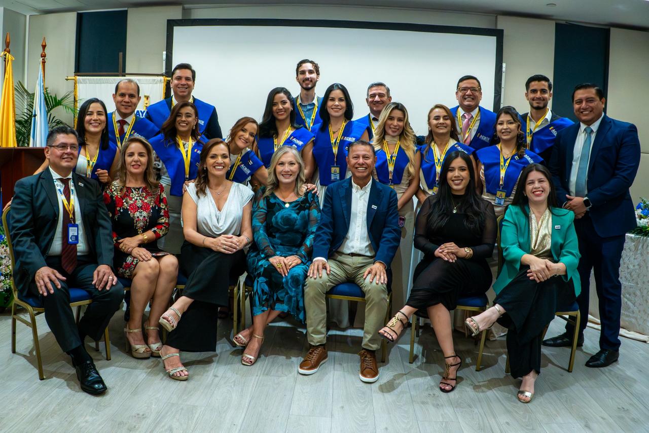 Graduados del Curso de Corredor de Bienes Raíces de ACBIR Guayas con sus bandas institucionales